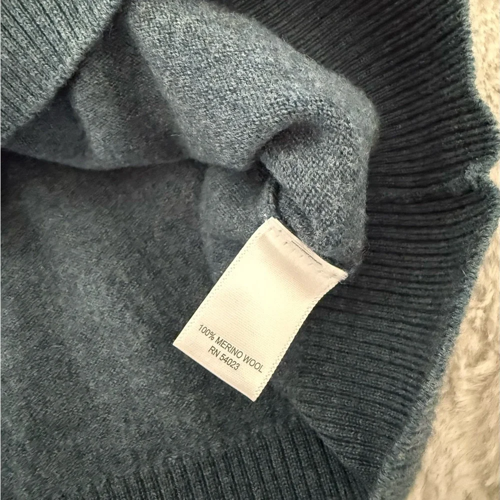 Banana Republic Men's Teal V-Neck Sweater size S extra fine 100%Merino wool